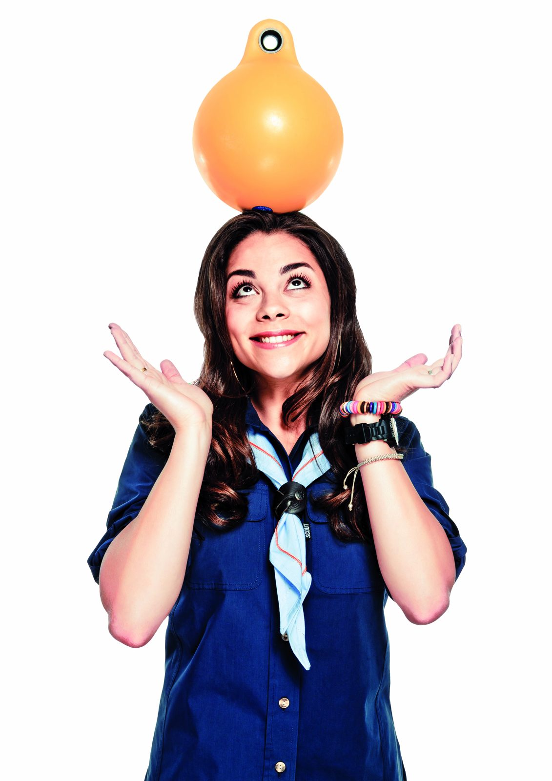 Scout met een boei op haar hoofd