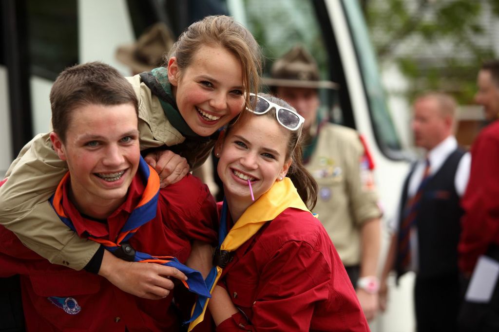 Drie lachende scouts